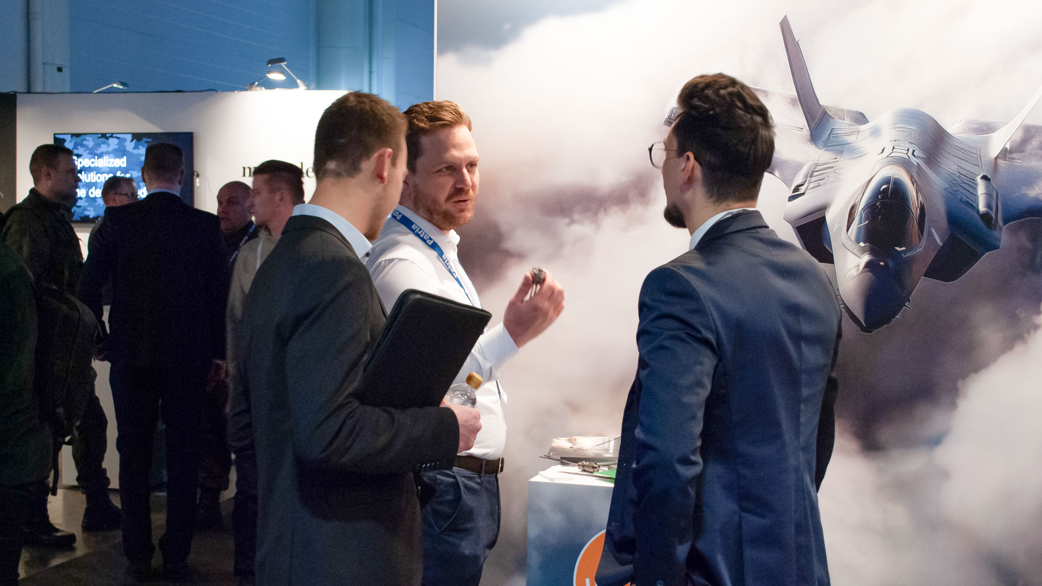 Christian Hobmaier esittelemässä tuotteita kävijöille