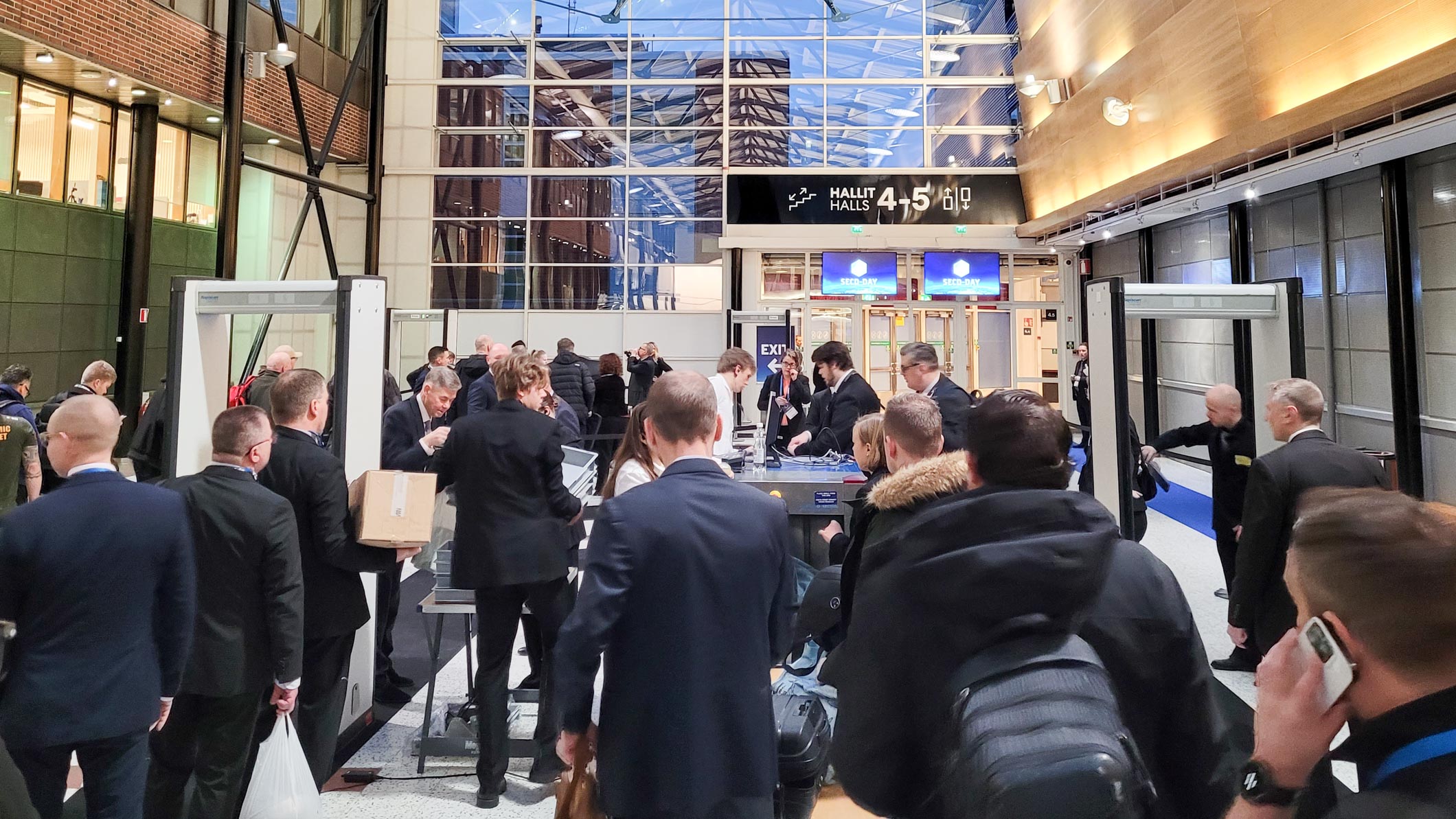 SecD-Day turvatarkastus ennen sisäänkäyntiä