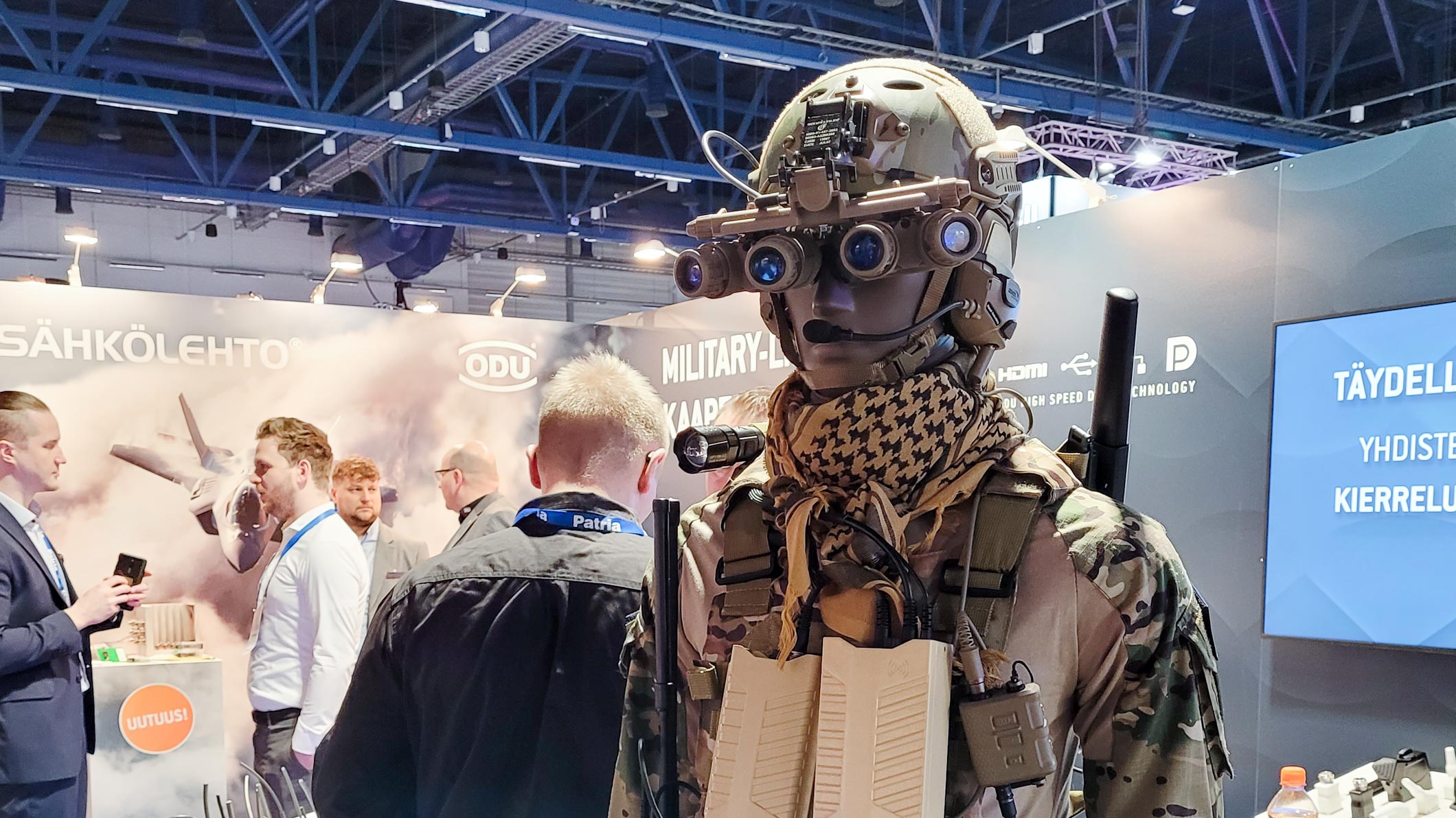 Sähkölehdon mannekiini, jonka varusteissa ODU liittimien sovellusesimerkkejä