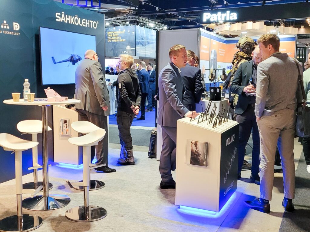 Sähkölehdon osastohenkilökunta palvelemassa SecD-Day kävijöitä