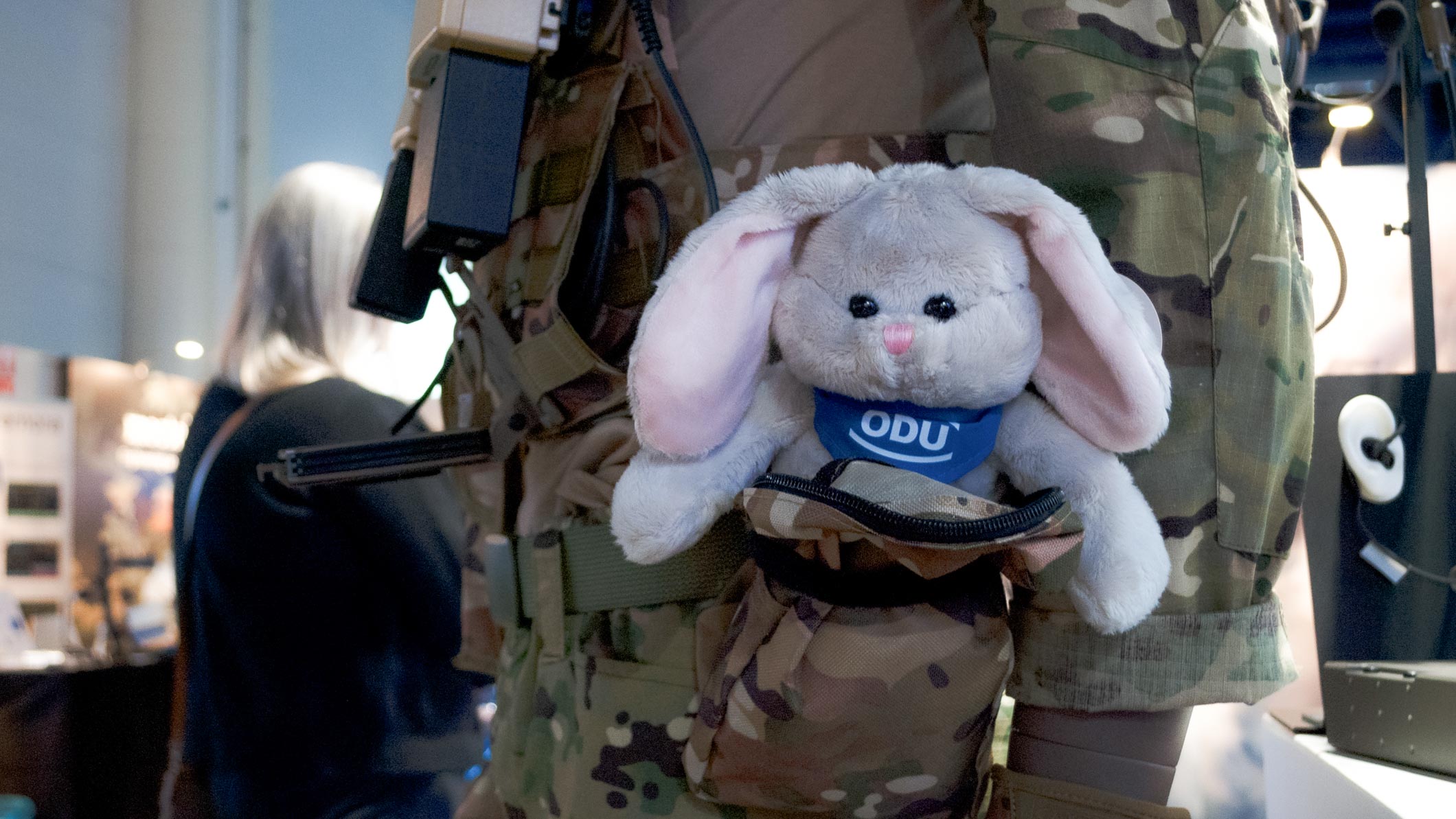ODU-pehmoeläin sotilasmannekiinin taskussa