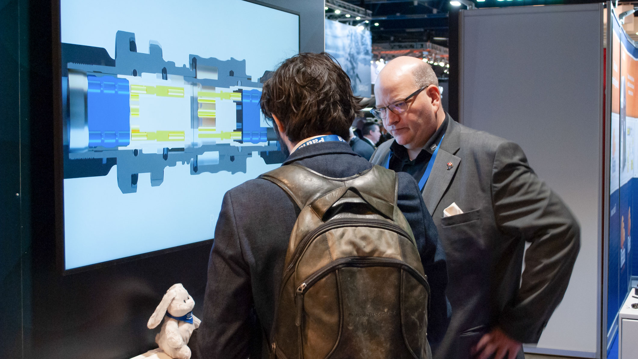 Thomas Ullner esittelemässä tuotteita messukävijälle